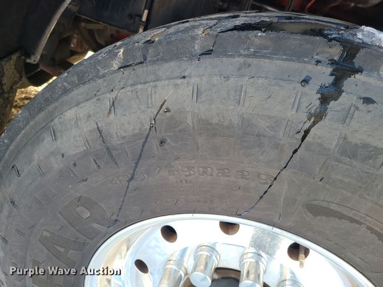 image for item GB9192 2009 Kenworth T800  semi truck