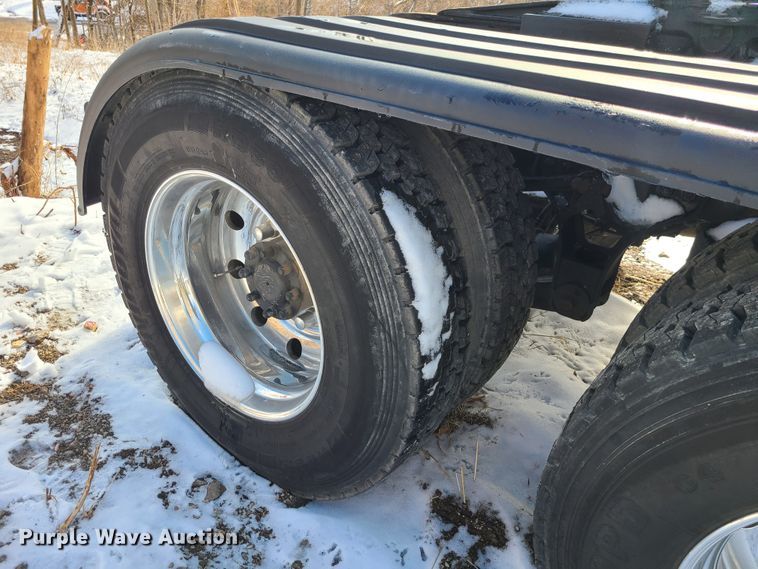 image for item GB9192 2009 Kenworth T800  semi truck