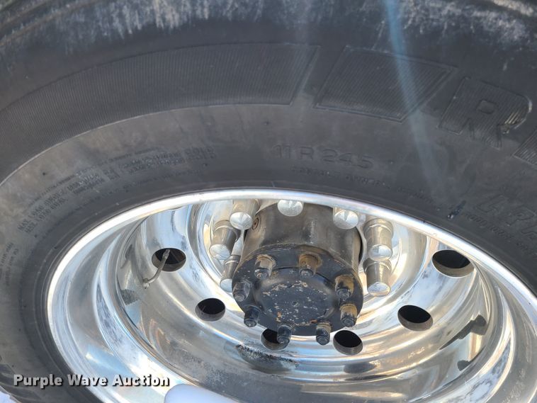 image for item GB9192 2009 Kenworth T800  semi truck