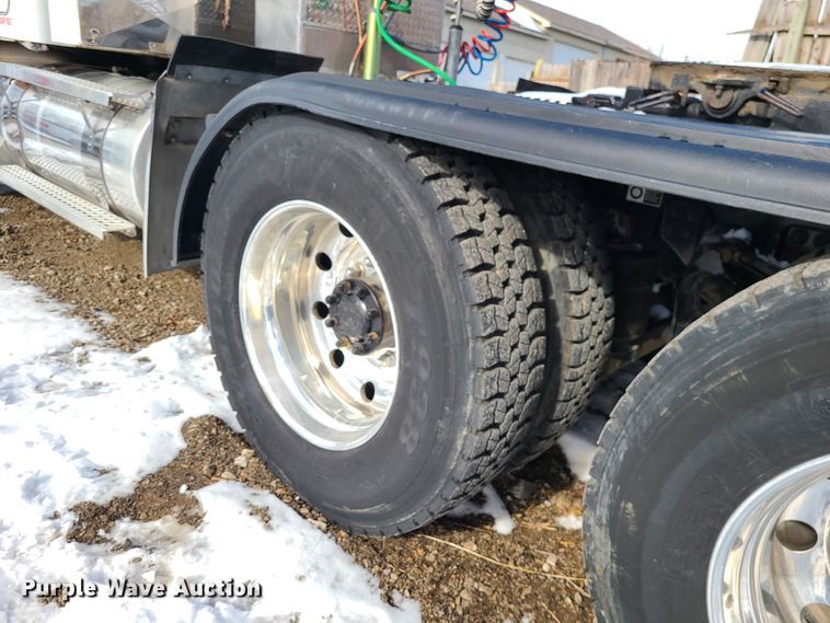 image for item GB9192 2009 Kenworth T800  semi truck