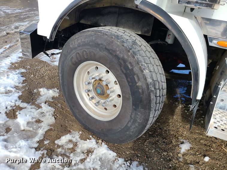 image for item GB9192 2009 Kenworth T800  semi truck