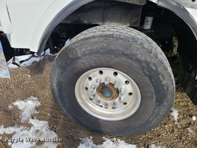 image for item GB9192 2009 Kenworth T800  semi truck