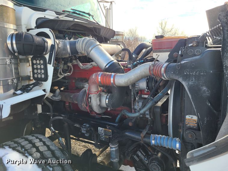 image for item GB9192 2009 Kenworth T800  semi truck