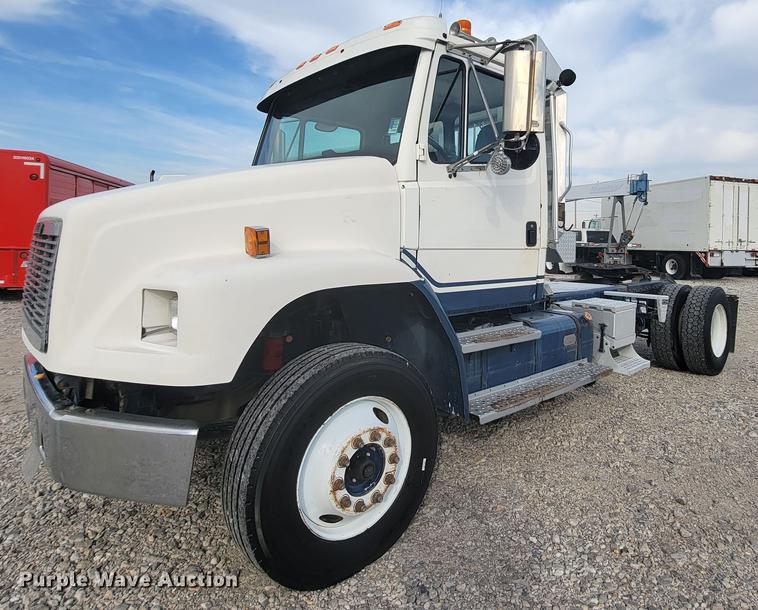 image for item HF9262 1995 Freightliner FL106  semi truck