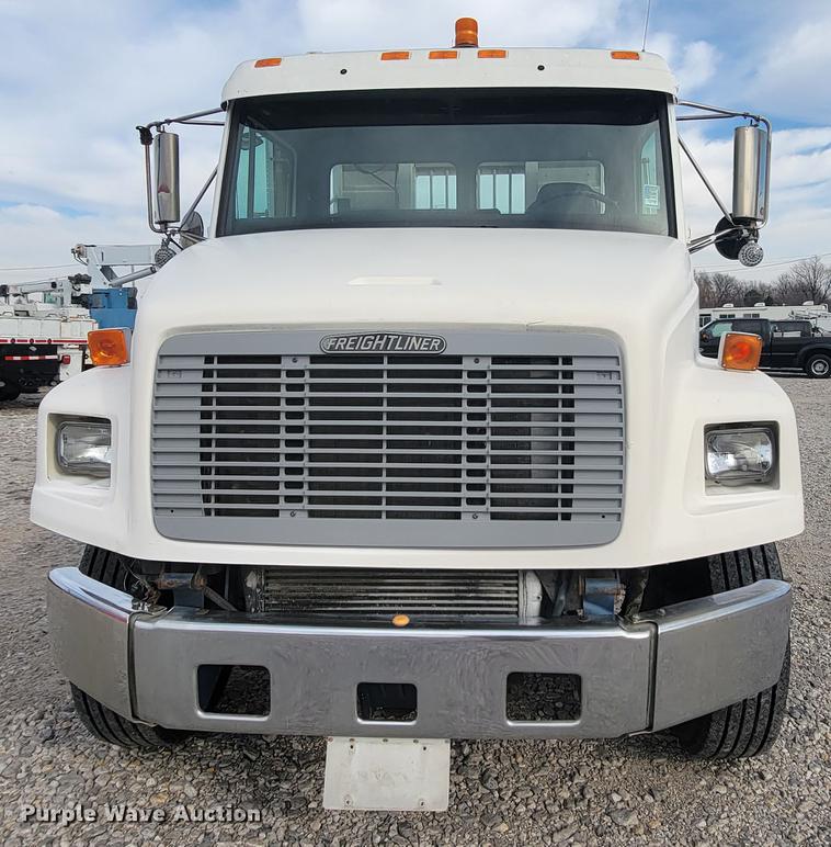 image for item HF9262 1995 Freightliner FL106  semi truck
