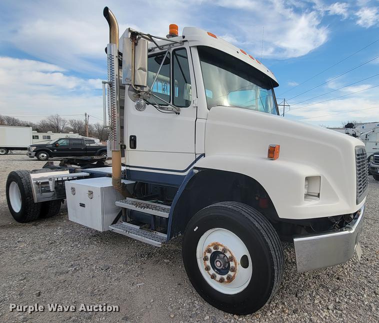 image for item HF9262 1995 Freightliner FL106  semi truck