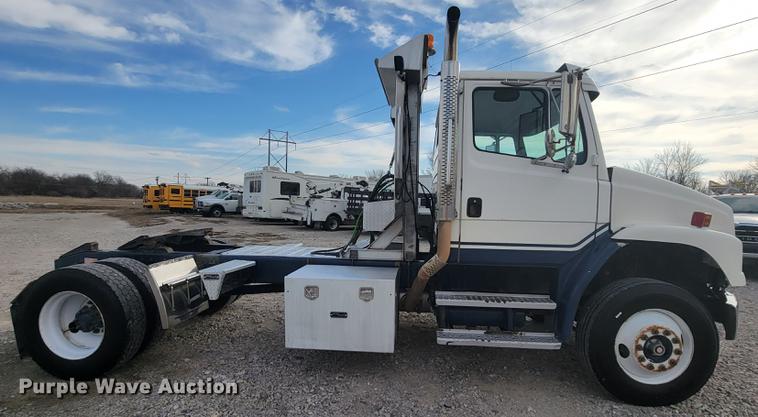 image for item HF9262 1995 Freightliner FL106  semi truck