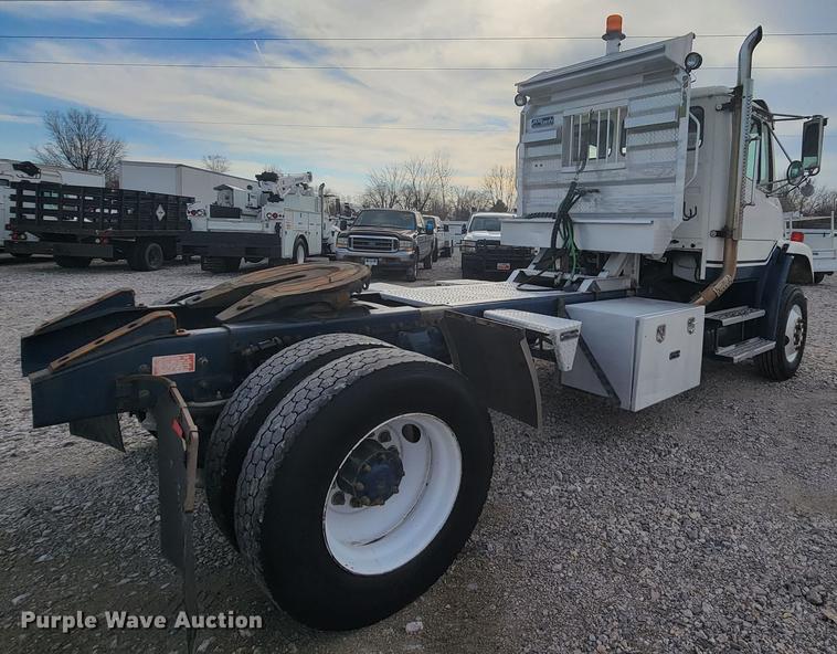 image for item HF9262 1995 Freightliner FL106  semi truck