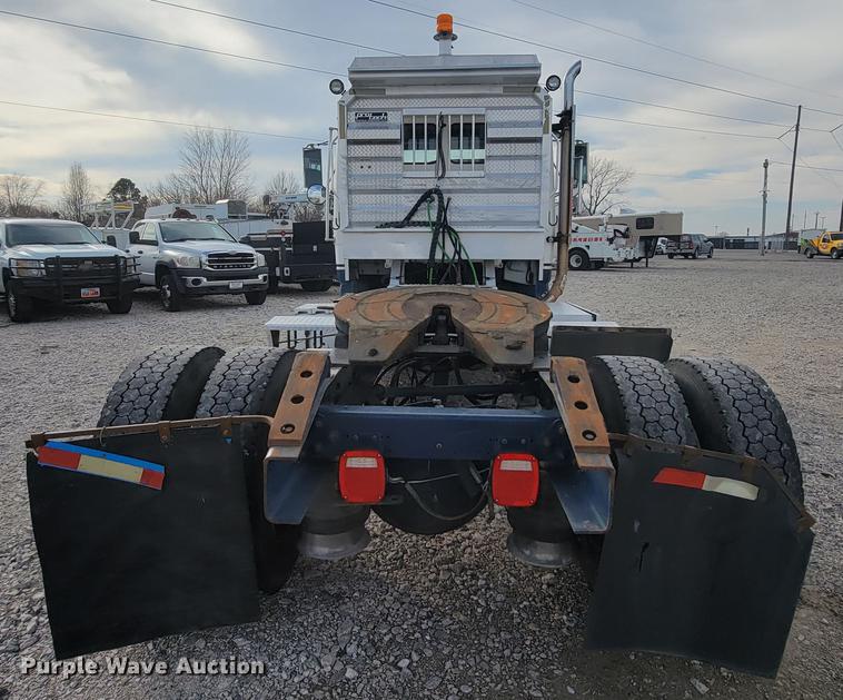 image for item HF9262 1995 Freightliner FL106  semi truck