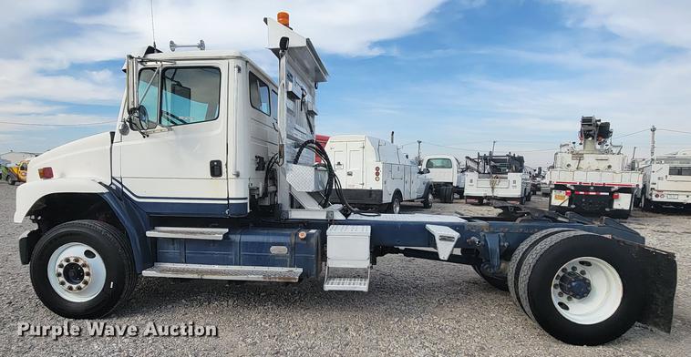 image for item HF9262 1995 Freightliner FL106  semi truck