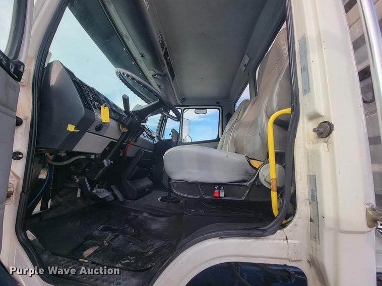 image for item HF9262 1995 Freightliner FL106  semi truck