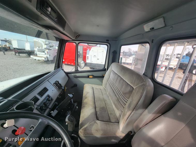 image for item HF9262 1995 Freightliner FL106  semi truck