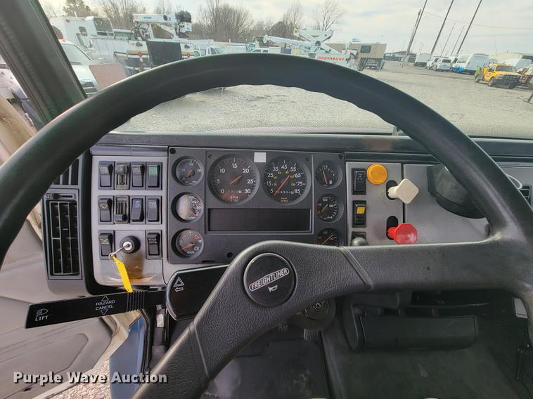 image for item HF9262 1995 Freightliner FL106  semi truck