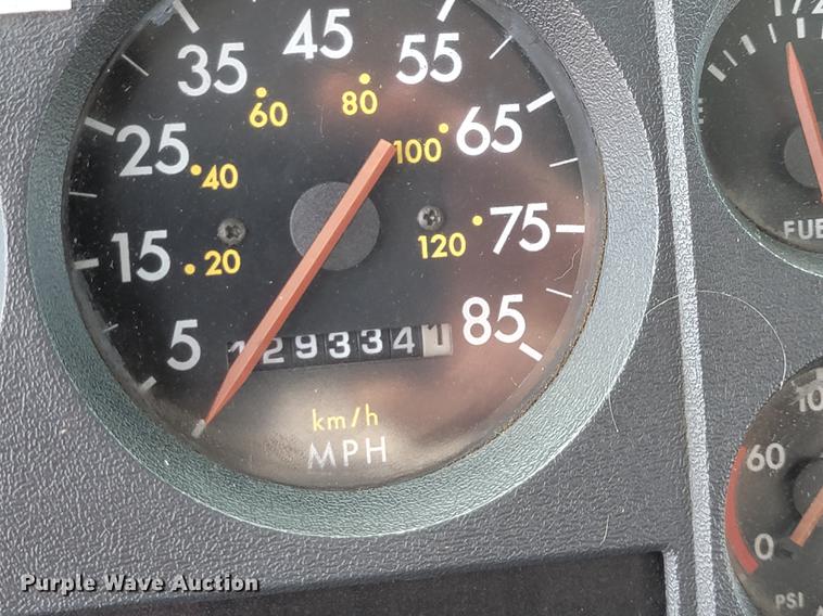 image for item HF9262 1995 Freightliner FL106  semi truck