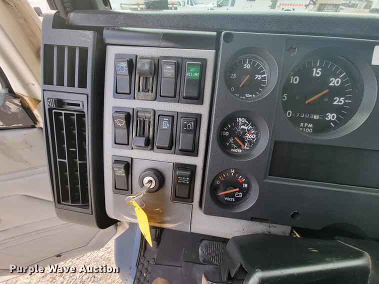 image for item HF9262 1995 Freightliner FL106  semi truck