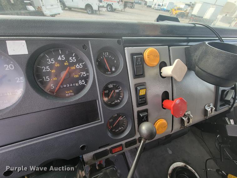 image for item HF9262 1995 Freightliner FL106  semi truck