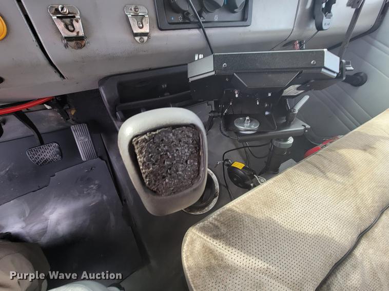 image for item HF9262 1995 Freightliner FL106  semi truck