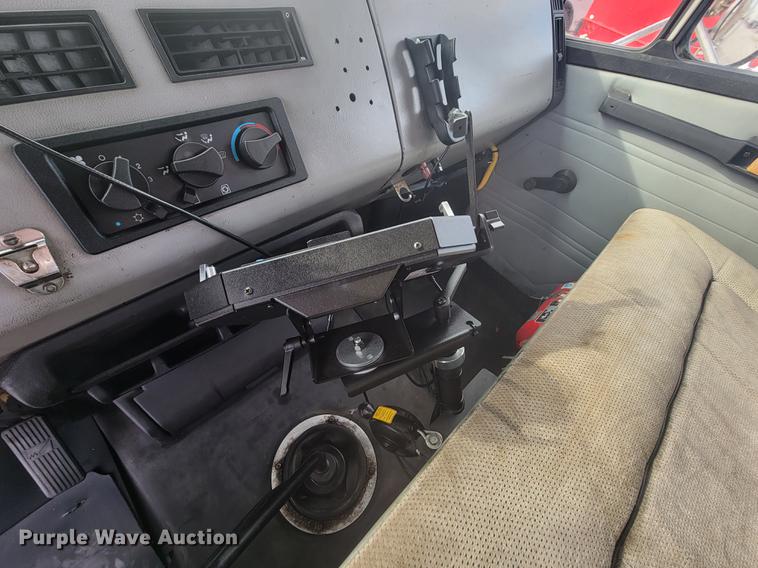 image for item HF9262 1995 Freightliner FL106  semi truck