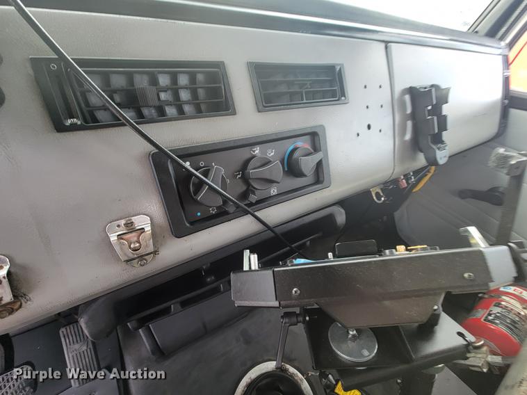 image for item HF9262 1995 Freightliner FL106  semi truck