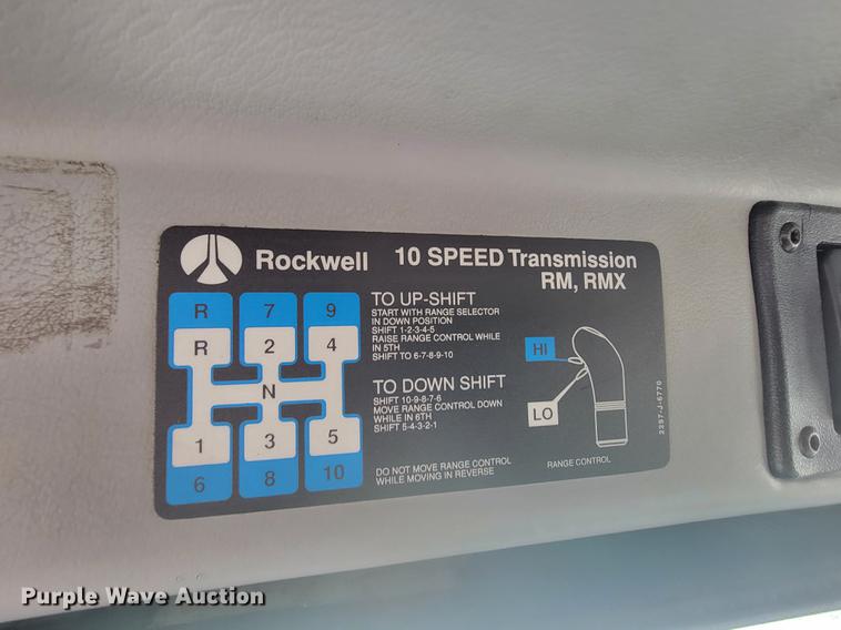 image for item HF9262 1995 Freightliner FL106  semi truck