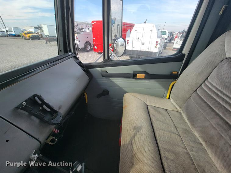 image for item HF9262 1995 Freightliner FL106  semi truck