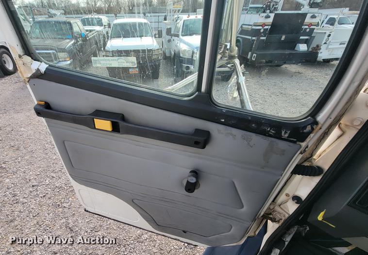 image for item HF9262 1995 Freightliner FL106  semi truck