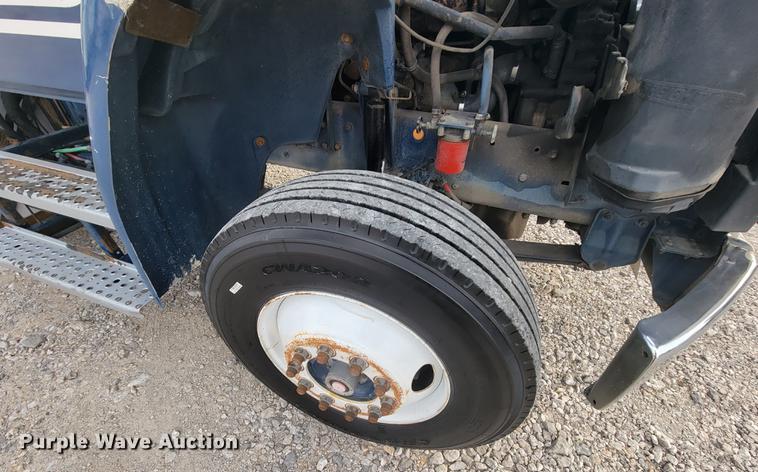 image for item HF9262 1995 Freightliner FL106  semi truck