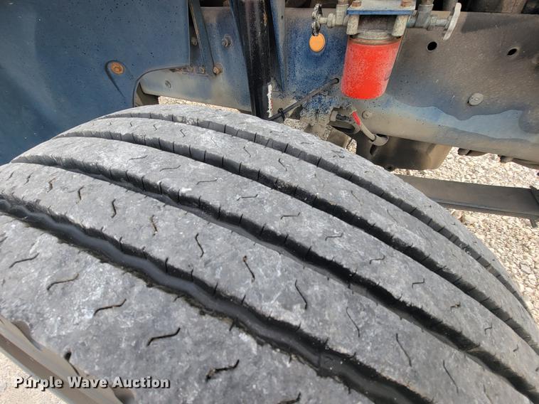 image for item HF9262 1995 Freightliner FL106  semi truck