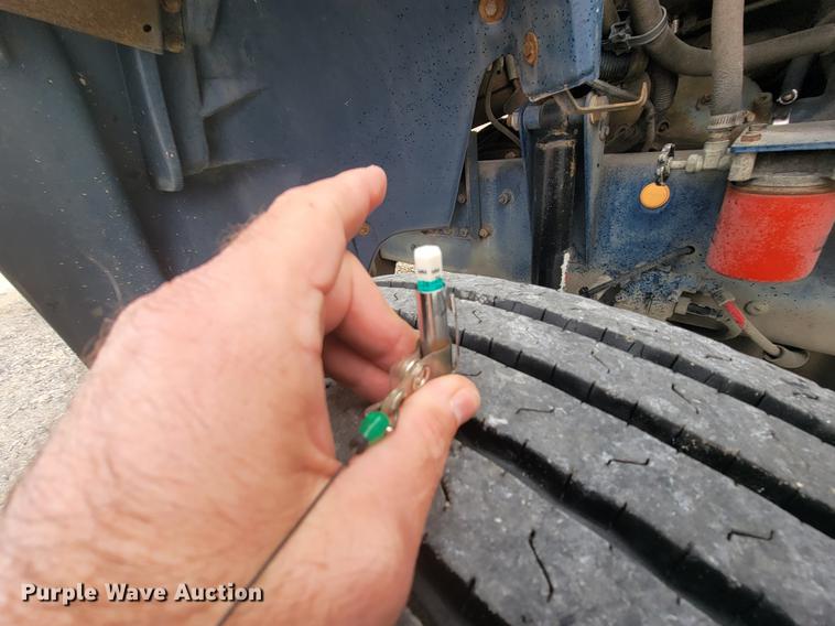 image for item HF9262 1995 Freightliner FL106  semi truck