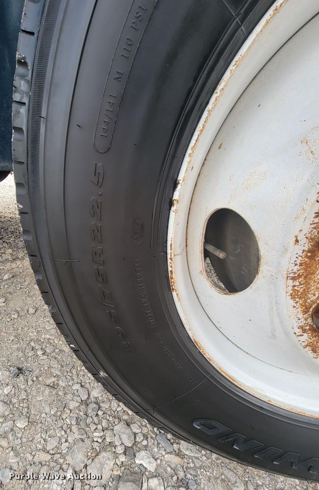 image for item HF9262 1995 Freightliner FL106  semi truck