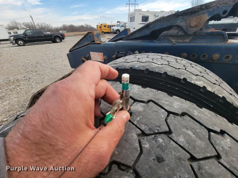 image for item HF9262 1995 Freightliner FL106  semi truck