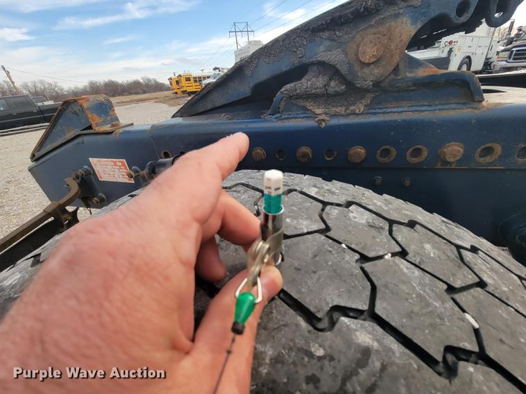 image for item HF9262 1995 Freightliner FL106  semi truck