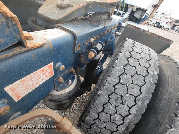 image for item HF9262 1995 Freightliner FL106  semi truck