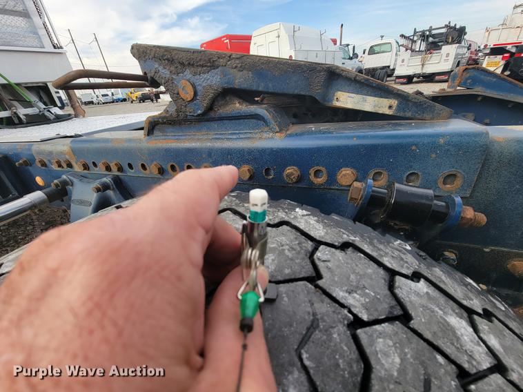 image for item HF9262 1995 Freightliner FL106  semi truck