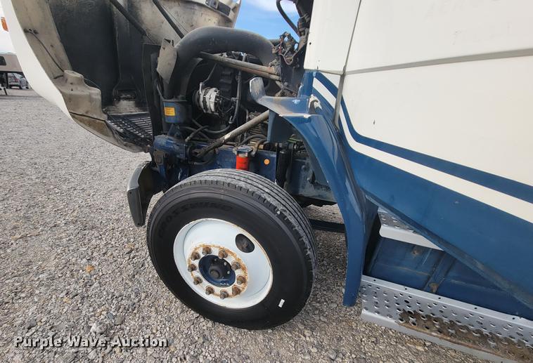 image for item HF9262 1995 Freightliner FL106  semi truck