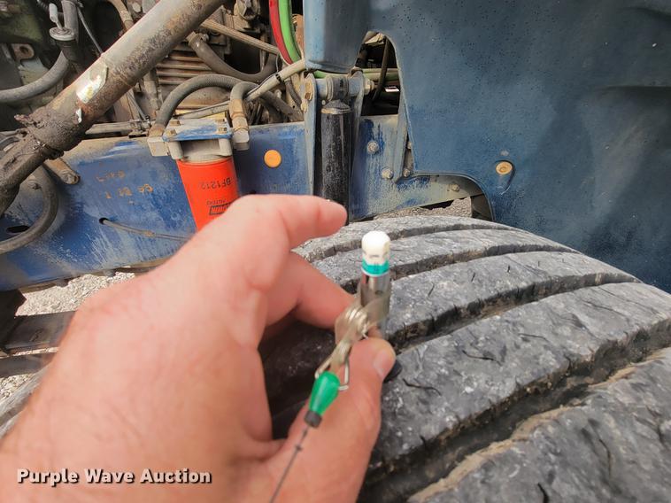 image for item HF9262 1995 Freightliner FL106  semi truck