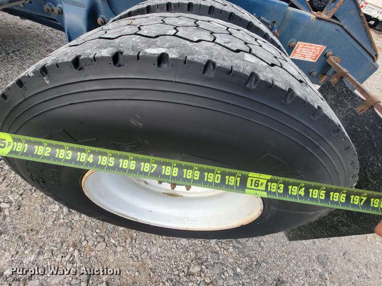 image for item HF9262 1995 Freightliner FL106  semi truck