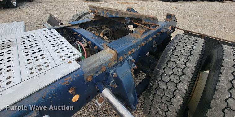 image for item HF9262 1995 Freightliner FL106  semi truck