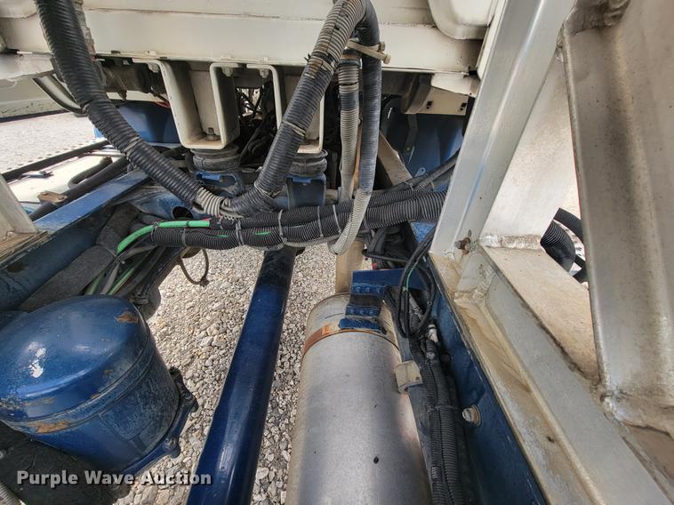 image for item HF9262 1995 Freightliner FL106  semi truck