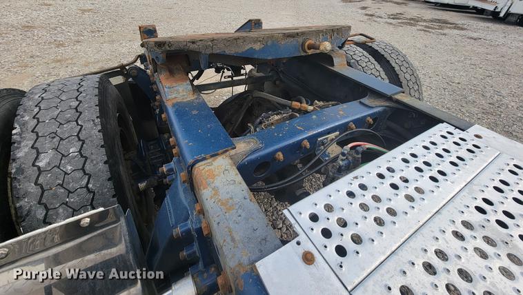 image for item HF9262 1995 Freightliner FL106  semi truck