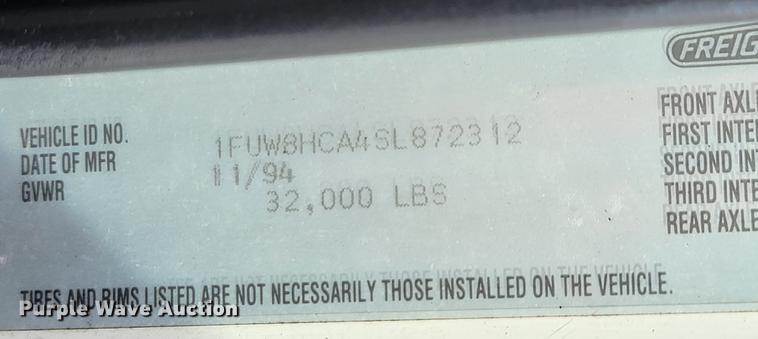 image for item HF9262 1995 Freightliner FL106  semi truck