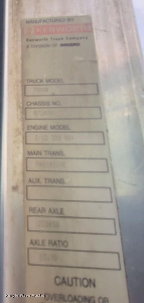 image for item HF9262 1995 Freightliner FL106  semi truck