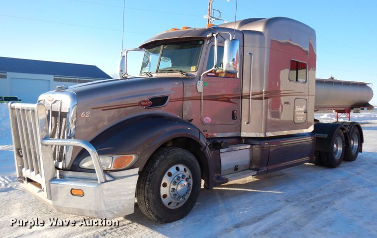 image for item IO9675 2012 Peterbilt 386  semi truck