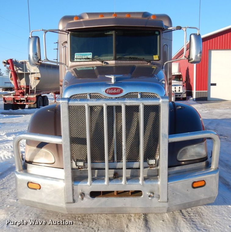 image for item IO9675 2012 Peterbilt 386  semi truck