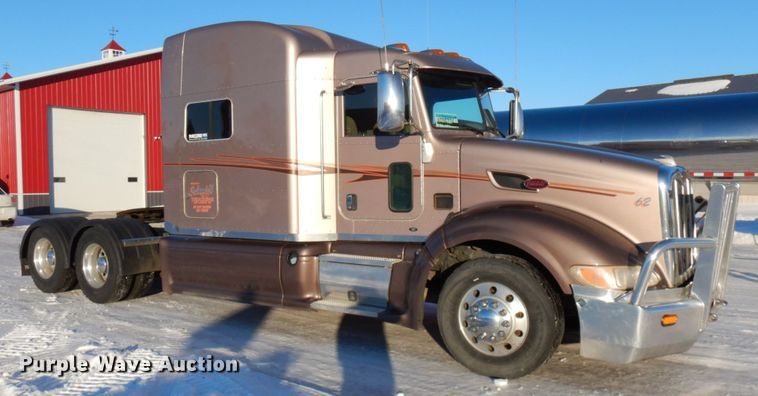 image for item IO9675 2012 Peterbilt 386  semi truck