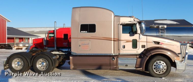 image for item IO9675 2012 Peterbilt 386  semi truck