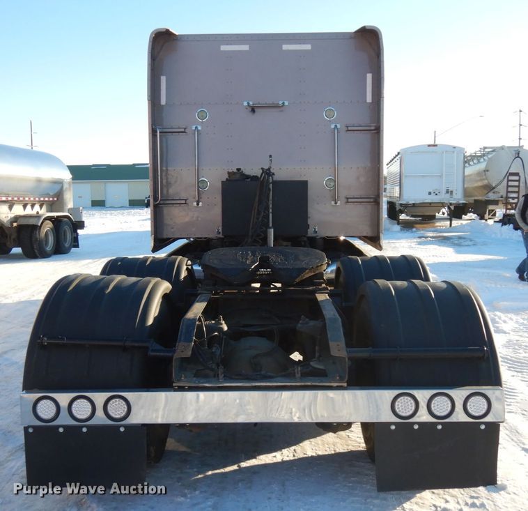 image for item IO9675 2012 Peterbilt 386  semi truck