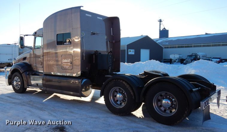 image for item IO9675 2012 Peterbilt 386  semi truck