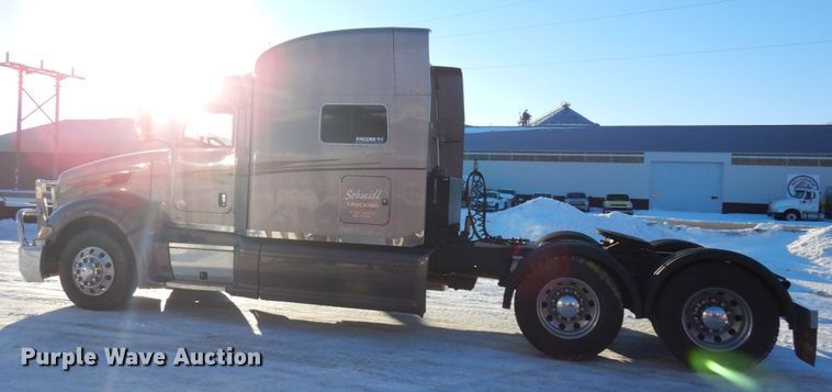 image for item IO9675 2012 Peterbilt 386  semi truck