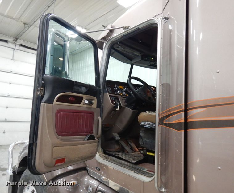 image for item IO9675 2012 Peterbilt 386  semi truck